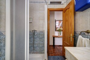 Shower, hair dryer, towels - Holiday Home Casa Almoraima with Pool & Open Terrace (Gaucin)