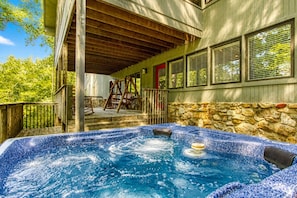 Terrace/patio - Mountain Lake Lodge Pool Table, Hot Tub, $560 FREE tickets each paid day! (Sevierville)