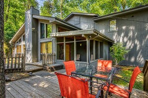 Outdoor dining - Mountain Lake Lodge  Pool Table, Hot Tub, $560 FREE tickets each paid day! (Sevierville)
