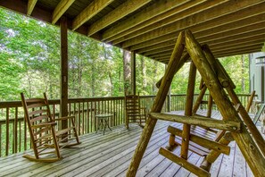 Terrace/patio - Mountain Lake Lodge  Pool Table, Hot Tub, $560 FREE tickets each paid day! (Sevierville)