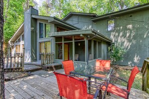 Outdoor dining - Mountain Lake Lodge  Pool Table, Hot Tub, $560 FREE tickets each paid day! (Sevierville)