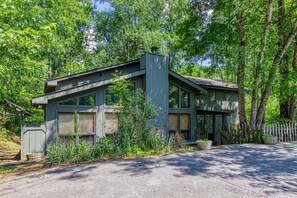 Exterior - Mountain Lake Lodge  Pool Table, Hot Tub, $560 FREE tickets each paid day! (Sevierville)