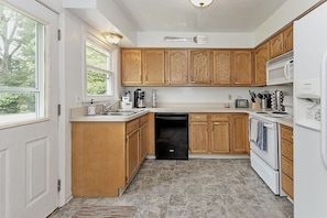 Private kitchen - Pool Table, 5 Queen beds, Large Groups, 2min->MSU (East Lansing)