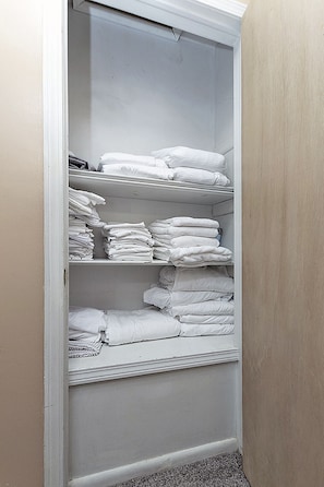 Extra Linens and Towels for your stay - Pool Table, 5 Queen beds, Large Groups, 2min->MSU (East Lansing)