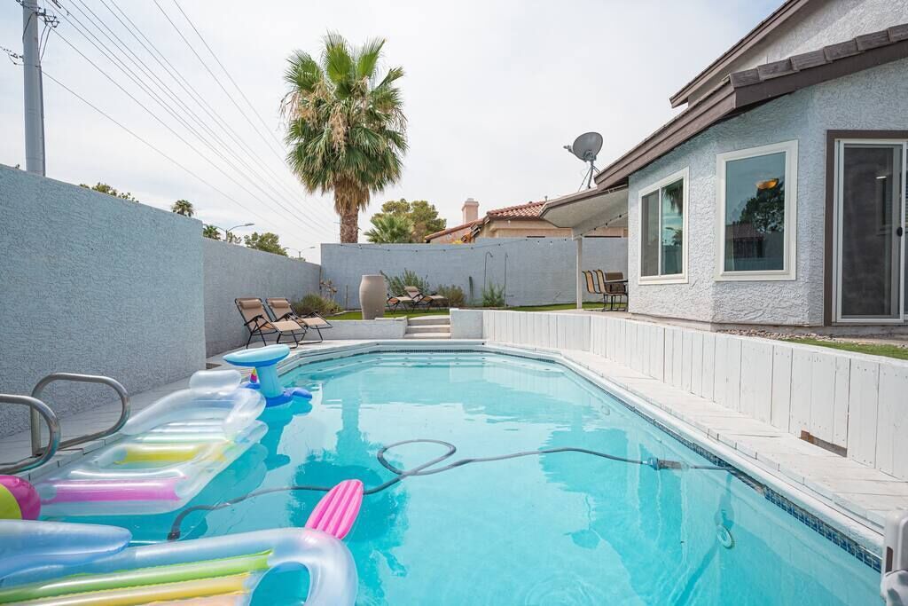 Bright, Spacious, and Secluded Pool Getaway! Fall in Love in Las Vegas