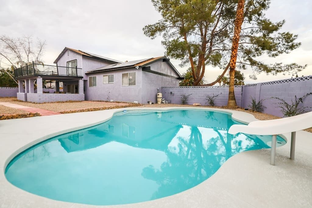 Villa in the HEART of town. Close and convenient.
