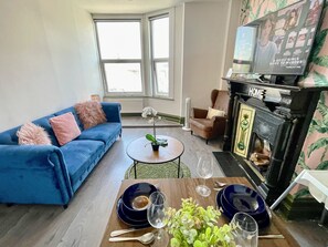 TV, books - Cosy 2-Bedroom in Shepherds Bush near Westfield (London)