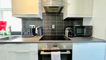 Een koelkast, een magnetron, een oven, een koffiezetapparaat/waterkoker
