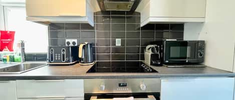 Een koelkast, een magnetron, een oven, een koffiezetapparaat/waterkoker