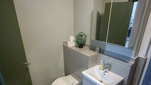 Miljøvennlige toalettsaker, hårføner, håndklær og såpe