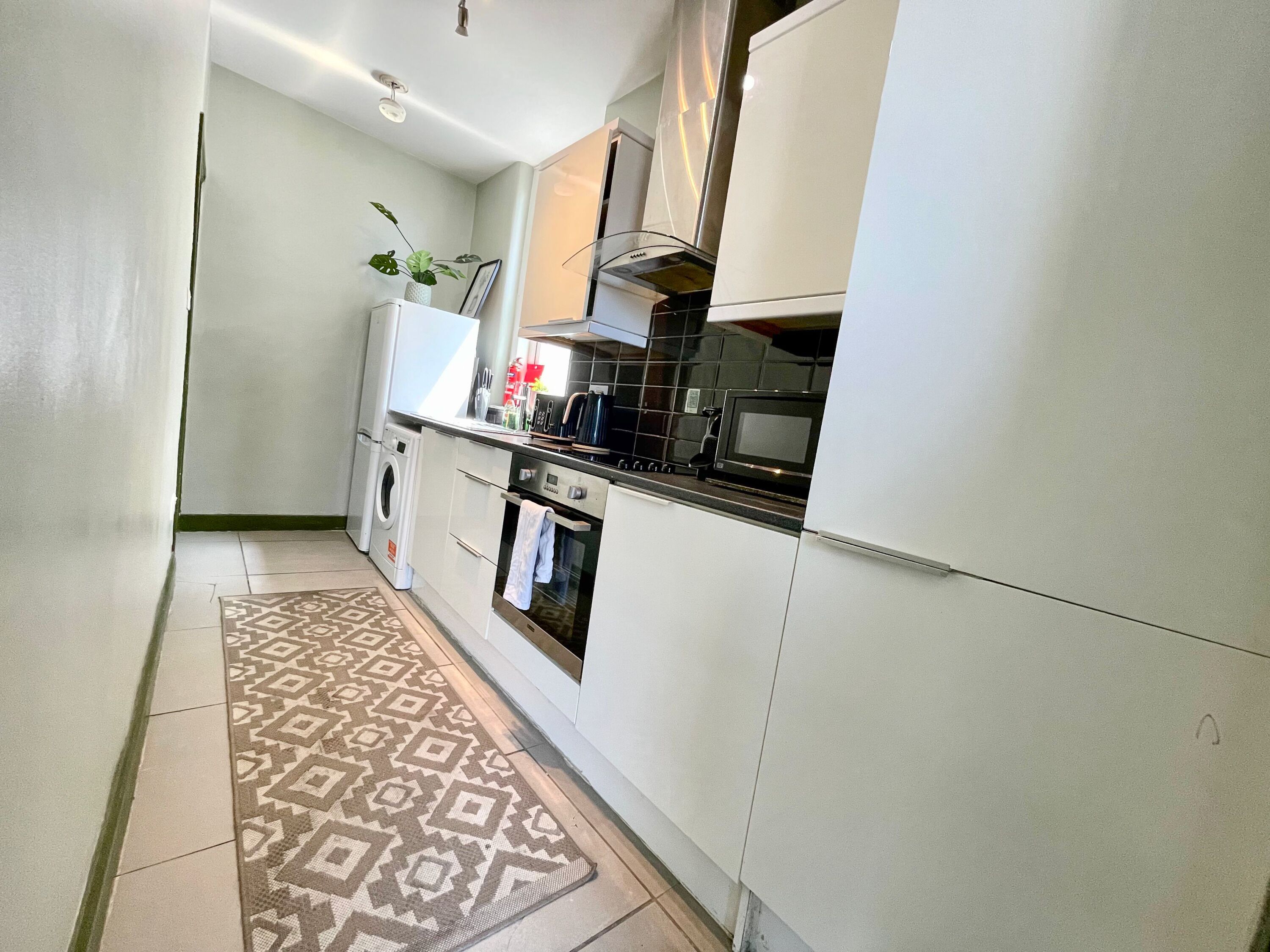 Kylskåp, mikrovågsugn, ugn och kaffe- och tebryggare