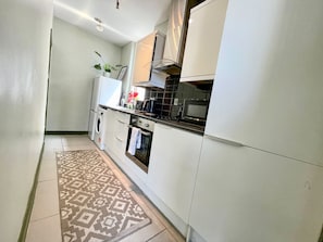 Fridge, microwave, oven, coffee/tea maker - Cosy 2-Bedroom in Shepherds Bush near Westfield (London)