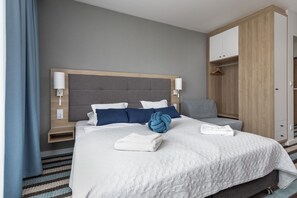 Iron/ironing board, travel crib, WiFi, bed sheets