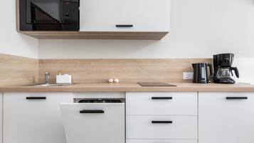 Kühlschrank, Mikrowelle, Herdplatte, Geschirrspüler