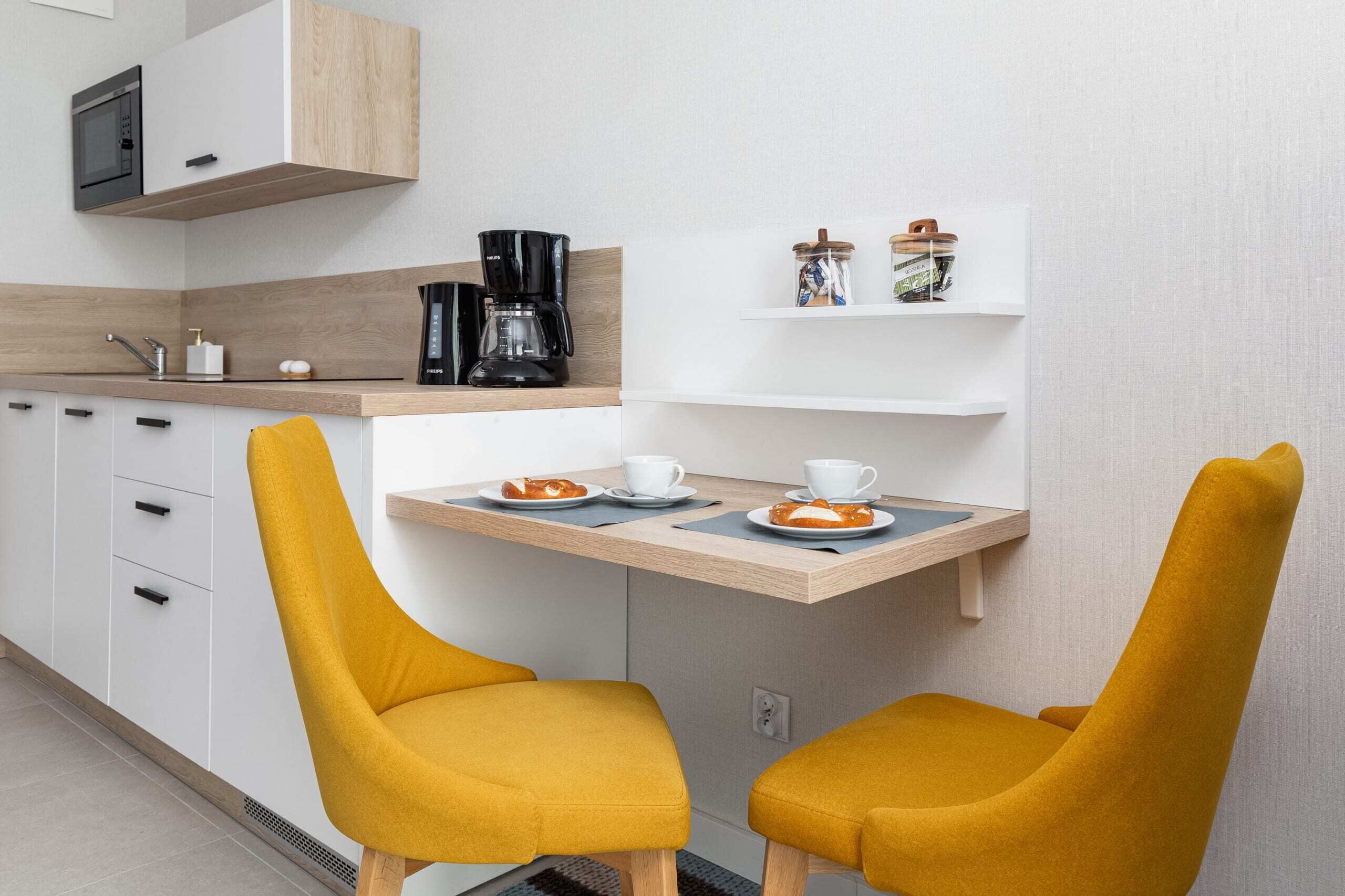 Frigorífico, microondas, placa de cocina y lavavajillas