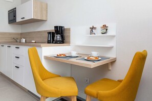 Fridge, microwave, stovetop, dishwasher - Bel Mare Międzyzdroje | Stylish Studio for Three People | Parking & Balcony | Mo (Międzyzdroje)