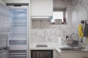 冷蔵庫、電子レンジ、ハイチェア、調理器具と食器