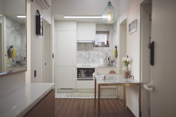 冷蔵庫、電子レンジ、ハイチェア、調理器具と食器