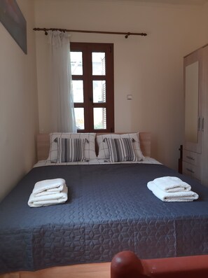 2 bedrooms, desk, soundproofing, iron/ironing board