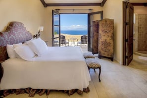 5 habitaciones, escritorio y tabla de planchar con plancha