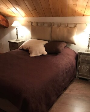 2 chambres, fer et planche à repasser, lit de bébé portatif