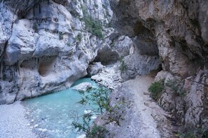 Un canyon étroit où coule une rivière aux eaux turquoise.