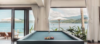 Modern Luxury 5 Bdr Ocean front Villa w/ Infinity Pool in Candidasa