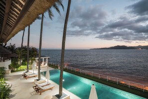 Outdoor pool - Modern Luxury 5 Bdr Ocean front Villa w/ Infinity Pool in Candidasa (Karangasem)