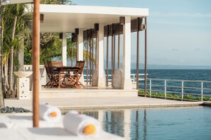 Outdoor dining - Modern Luxury 5 Bdr Ocean front Villa w/ Infinity Pool in Candidasa (Karangasem)