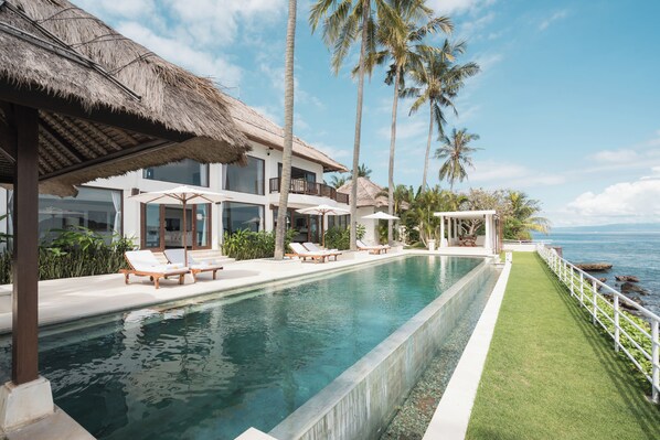Outdoor pool - Modern Luxury 5 Bdr Ocean front Villa w/ Infinity Pool in Candidasa (Karangasem)