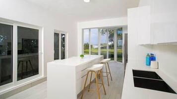 Fridge, oven, stovetop, coffee/tea maker