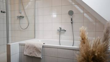 Badewanne, Haartrockner, Handtücher, Seife