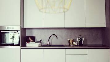 Cafetière/bouilloire, réfrigérateur, four, plaque de cuisson