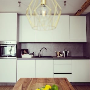 Coffee/tea maker, fridge, oven, stovetop