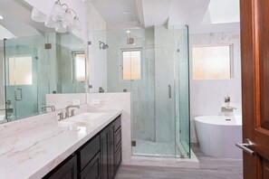 Dusche, Haartrockner, Handtücher, Shampoo