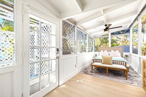 2 bedrooms, desk, travel cot, free WiFi - Siesta Zen – 2BR Steps to Siesta Key Beach & Village (Siesta Key)