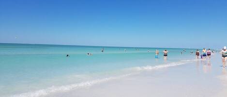 Playa en los alrededores y toallas de playa 