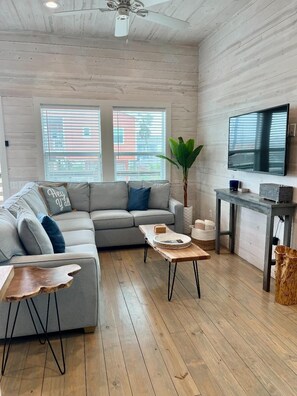 Smart TV, ping pong - Come Stay At Jameson's Beach Bungalow (Port Aransas)