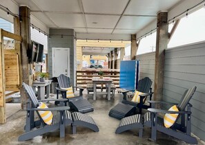 Outdoor dining - Come Stay At Jameson's Beach Bungalow (Port Aransas)