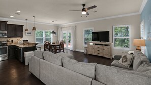 Smart TV - Amazing Inlet Beach, Shopping and Dining: Blue Mar + Free Attraction Tickets! (Inlet Beach)