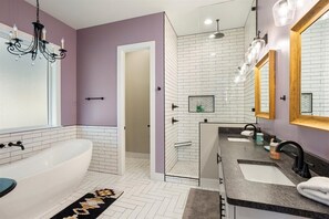 Badewanne, Whirlpool, Haartrockner, Handtücher