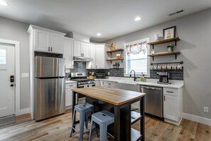 冷蔵庫、電子レンジ、オーブン、コンロ