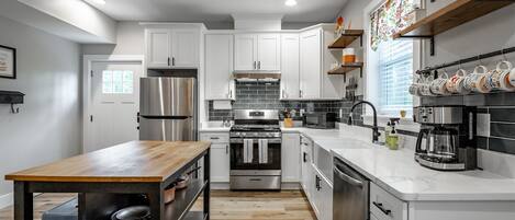 Frigorifero, microonde, forno, piano cottura