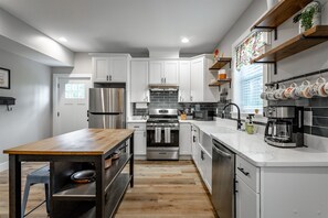 冷蔵庫、電子レンジ、オーブン、コンロ