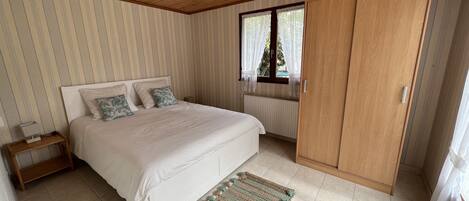 3 bedrooms, iron/ironing board, free WiFi