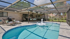Piscina techada con sillas de descanso y jacuzzi.