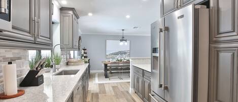 Frigorífico, microondas, horno y placa de cocina