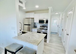 Réfrigérateur, four à micro-ondes, un four, surface de cuisson