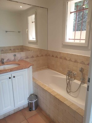 Bañera con ducha, secador de pelo, toallas, jabón