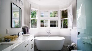 Combined shower/tub, towels